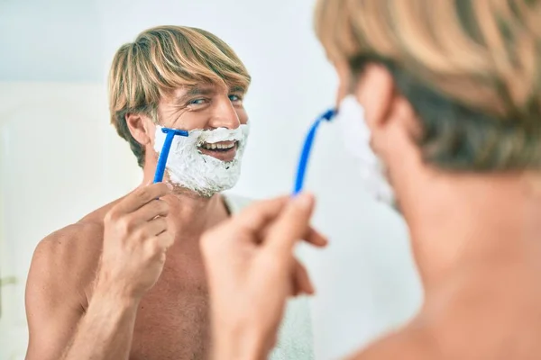 Bonito Homem Loiro Olhando Para Espelho Banheiro Economizando Usando Espuma — Fotografia de Stock