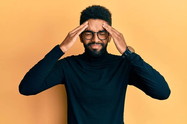 Homem Hispânico Bonito Com Barba Vestindo Camisola Gola Alta Com — Fotografia de Stock