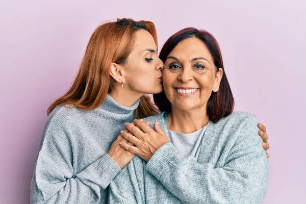 Madre Hija Hispanas Sonriendo Felices Pie Con Sonrisa Cara Abrazándose —  Fotos de Stock