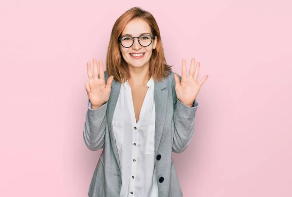 年轻的高加索女人 身穿商务服装 戴着眼镜 用9号手指指指指点点 面带微笑 自信而快乐 — 图库照片