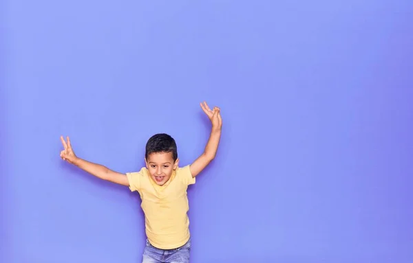Adorable Niño Con Ropa Casual Saltando Sobre Fondo Púrpura Aislado — Foto de Stock