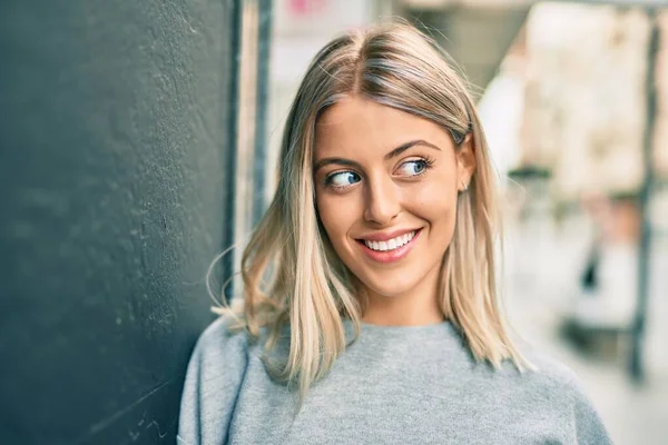 Jovem Loira Sorrindo Feliz Cidade — Fotografia de Stock