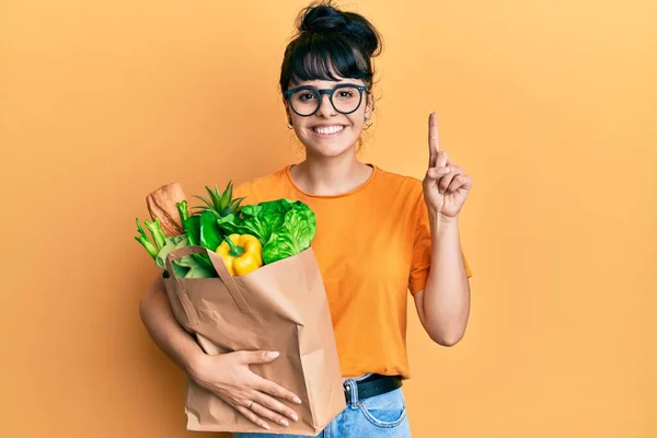 Ung Latinamerikansk Flicka Håller Papperspåse Med Bröd Och Matvaror Leende — Stockfoto