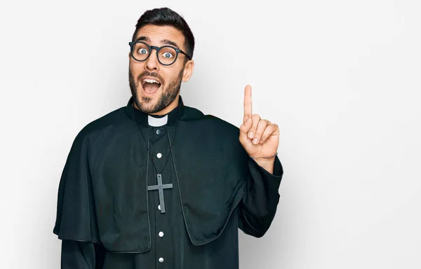 Papaz Üniforması Giyen Genç Bir Spanyol Başarılı Bir Fikir Işaret — Stok fotoğraf