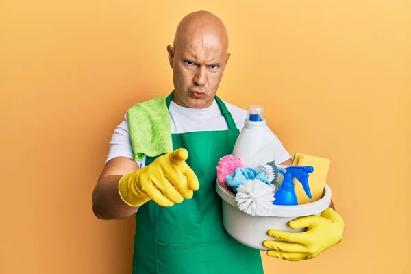 Middle Age Bald Man Wearing Cleaner Apron Holding Cleaning Products — Fotografia de Stock