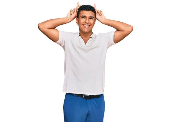 Mladý Arabský Muž Sobě Ležérní Oblečení Pózovat Legrační Šílený Prsty — Stock fotografie