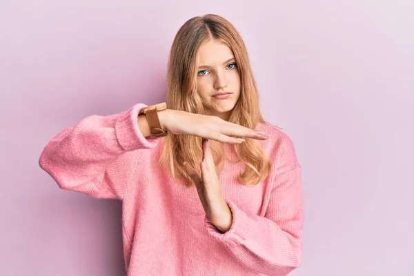 Hermosa Chica Caucásica Joven Con Ropa Casual Haciendo Tiempo Fuera —  Fotos de Stock