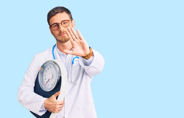 Schöner Junger Mann Mit Bär Als Ernährungsberater Arzt Hält Wiegemaschine — Stockfoto