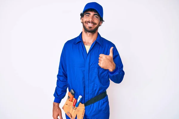 Bonito Jovem Com Cabelo Encaracolado Urso Weaing Handyman Uniforme Fazendo — Fotografia de Stock