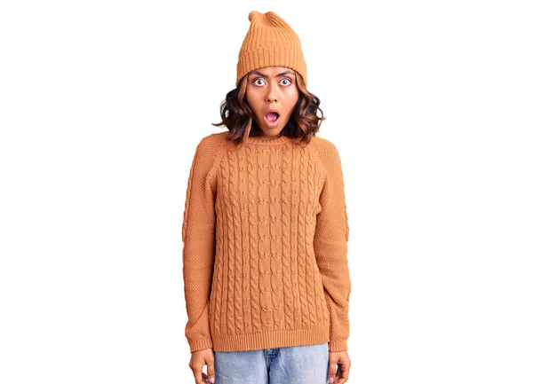 스웨터를 모자를 아름다운 여성은 놀라고 두려움과 얼굴에 충격을 받았습니다 — 스톡 사진
