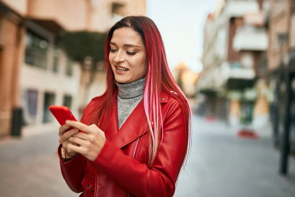 Jovem Caucasiana Sorrindo Feliz Usando Smartphone Cidade — Fotografia de Stock