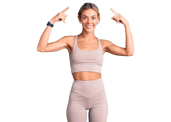 Mulher Branca Bonita Vestindo Sportswear Sorrindo Apontando Para Cabeça Com — Fotografia de Stock