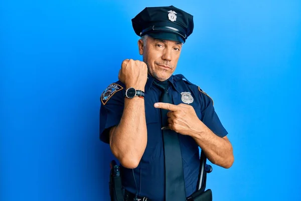 Hezký Zralý Muž Středního Věku Policejní Uniformě Spěchu Ukazuje Čas — Stock fotografie