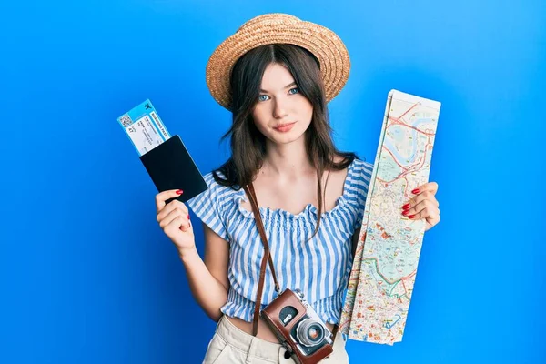 Jonge Mooie Blanke Meisje Met Paspoort Stadsplattegrond Ontspannen Met Serieuze — Stockfoto