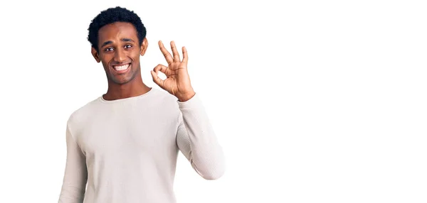 Homem Bonito Africano Vestindo Camisola Inverno Casual Sorrindo Positivo Fazendo — Fotografia de Stock