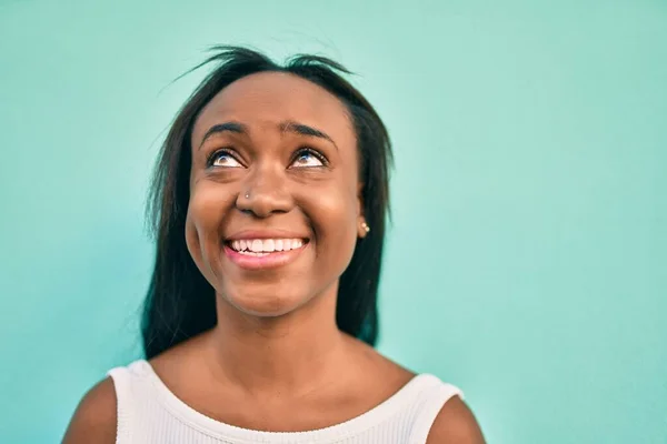 Jong Afrikaans Amerikaans Vrouw Glimlachen Gelukkig Wandelen Naar Stad — Stockfoto