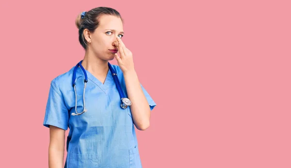 Ung Vacker Blond Kvinna Bär Läkare Uniform Och Stetoskop Luktar — Stockfoto