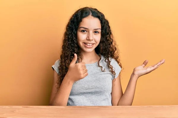 Tiener Hispanic Meisje Dragen Casual Kleding Zitten Tafel Tonen Palm — Stockfoto