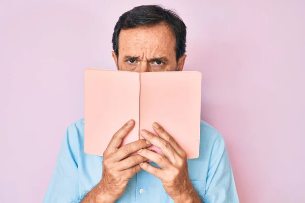 Homem Hispânico Meia Idade Lendo Livro Deprimido Preocupar Com Angústia — Fotografia de Stock