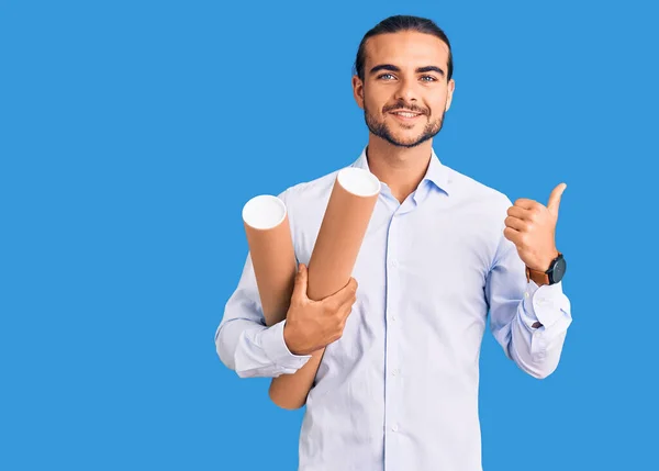 Jonge Knappe Man Met Papieren Blauwdrukken Glimlachend Gelukkig Positief Duim — Stockfoto