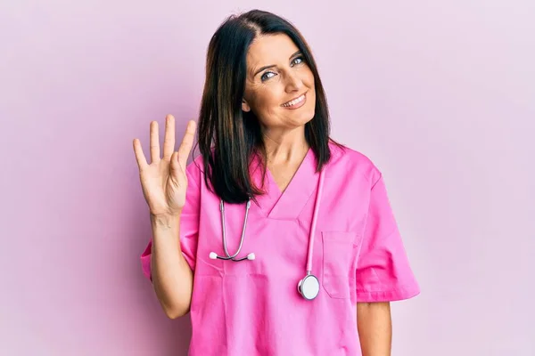 Mulher Morena Meia Idade Vestindo Uniforme Médico Estetoscópio Mostrando Apontando — Fotografia de Stock