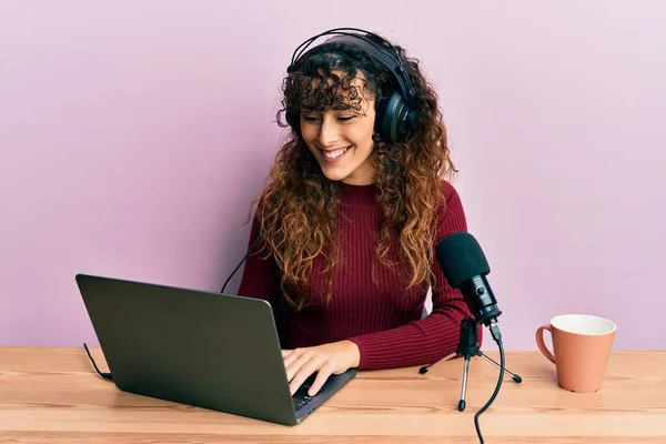 Junge Hispanische Mädchen Die Radio Büro Arbeiten Mit Einem Fröhlichen — Stockfoto