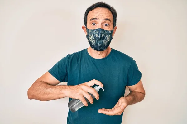 Homem Hispânico Meia Idade Usando Máscara Proteção Covid Usando Mãos — Fotografia de Stock