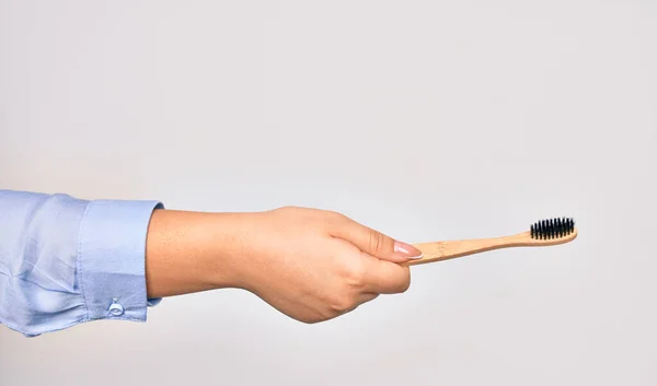 Hand Van Kaukasische Jonge Vrouw Houden Tandenborstel Geïsoleerde Witte Achtergrond — Stockfoto