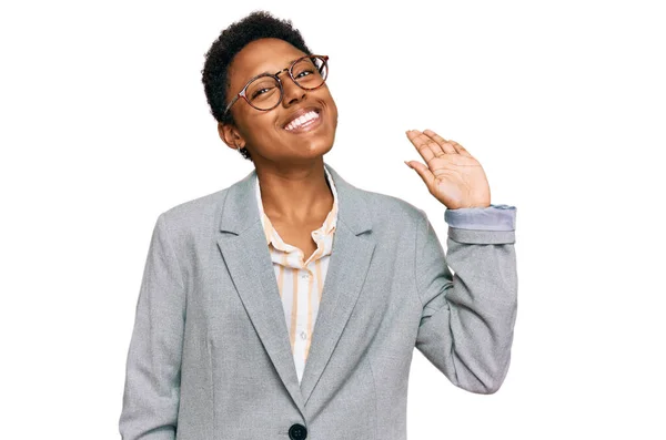 Genç Afro Amerikan Kadın Kıyafetleri Giymiş Merhaba Diyor Mutlu Gülümsüyor — Stok fotoğraf