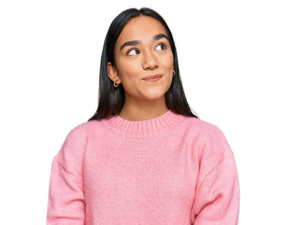 Junge Asiatin Lässigem Winterpullover Lächelt Zur Seite Und Starrt Nachdenklich — Stockfoto