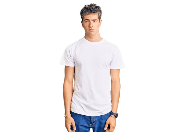 若いハンサムな男は カジュアルな白いTシャツを着て落ち込んで苦痛を心配し 怒って恐れて泣いています 悲しい表情 — ストック写真