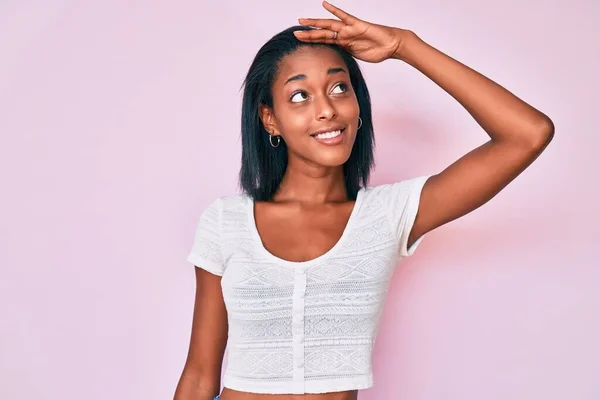 Jovem Afro Americana Vestindo Roupas Casuais Muito Feliz Sorrindo Olhando — Fotografia de Stock