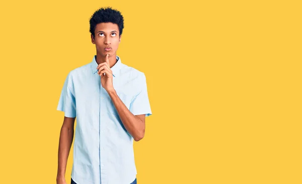 Jonge Afro Amerikaanse Man Draagt Casual Kleding Denken Geconcentreerd Twijfel — Stockfoto