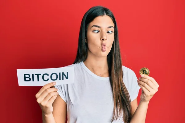 Junge Brünette Frau Mit Virtuellem Bitcoin Geld Macht Fischgesicht Mit — Stockfoto