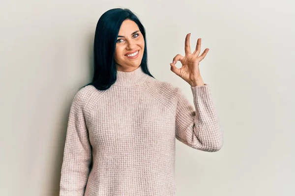 カジュアルな冬のセーターを着た若い白人女性は 手と指でOkサインをして積極的に笑顔 成功した表現 — ストック写真