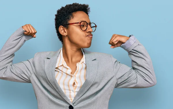 Jonge Afro Amerikaanse Vrouw Die Zakelijke Kleren Draagt Met Een — Stockfoto