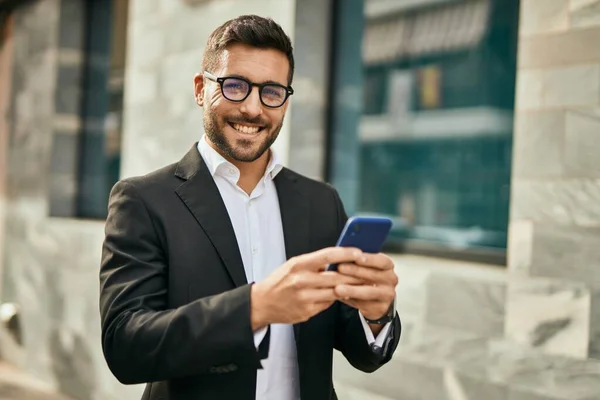 Mladý Hispánský Podnikatel Šťastně Usmívá Pomocí Smartphonu Městě — Stock fotografie