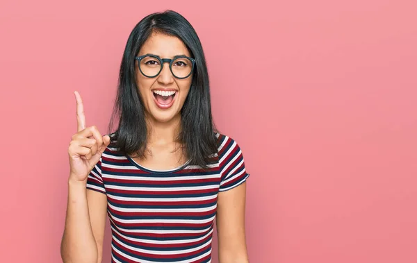 Belle Jeune Femme Asiatique Portant Des Vêtements Décontractés Des Lunettes — Photo