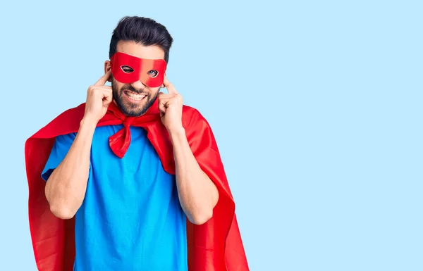 Homem Bonito Jovem Com Barba Vestindo Traje Super Herói Cobrindo — Fotografia de Stock