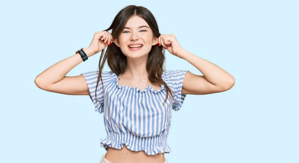 Junge Schöne Kaukasische Mädchen Lässiger Kleidung Lächelnd Die Ohren Mit — Stockfoto