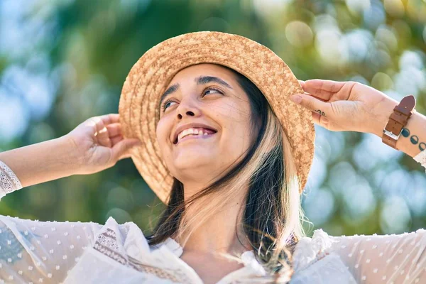 公園に立つ夏の帽子をかぶった若いヒスパニック系の観光客の女性 — ストック写真