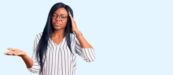 Mujer Afroamericana Joven Vestida Con Ropa Casual Gafas Confundidas Molestas —  Fotos de Stock