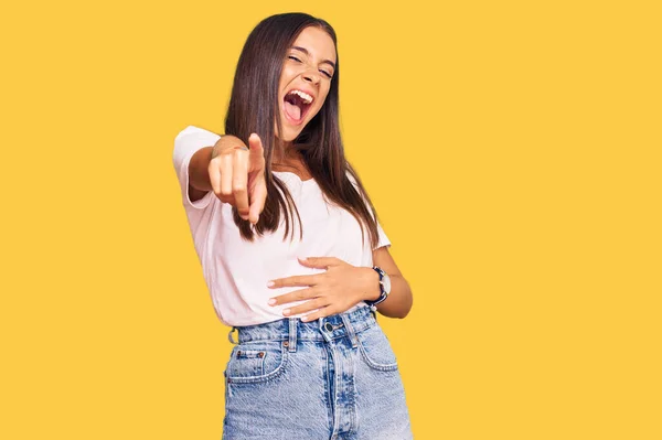Junge Hispanische Frau Lässigem Weißem Shirt Lachend Zeigefinger Die Kamera — Stockfoto