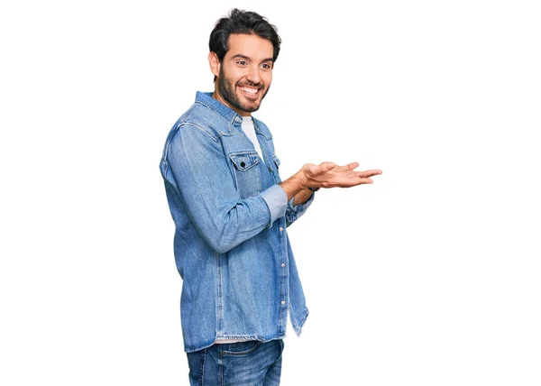 Ung Latinamerikan Man Bär Casual Kläder Pekar Sidan Med Händerna — Stockfoto