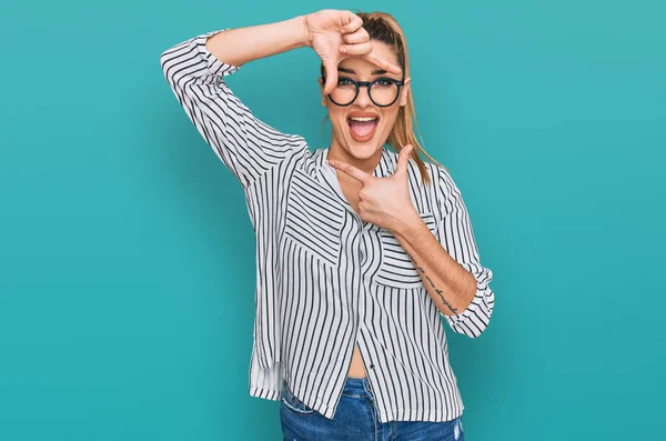 Mujer Joven Caucásica Con Camisa Negocios Gafas Sonrientes Haciendo Montura —  Fotos de Stock