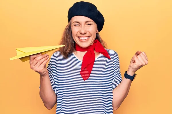 Junge Schöne Blonde Frau Französischem Stil Hält Papierflugzeug Und Schreit — Stockfoto