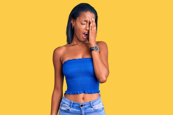 Mujer Afroamericana Joven Vestida Con Ropa Casual Verano Bostezando Cansada —  Fotos de Stock