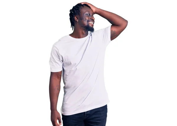Jovem Afro Americano Com Tranças Vestindo Camisa Branca Casual Sorrindo — Fotografia de Stock
