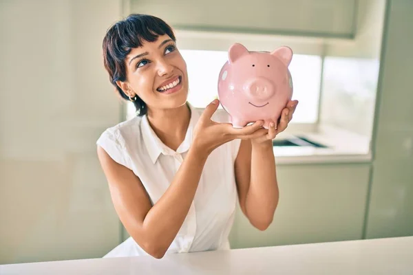 Jong Brunette Vrouw Glimlachen Gelukkig Tonen Trots Spaarvarken Bank Met — Stockfoto