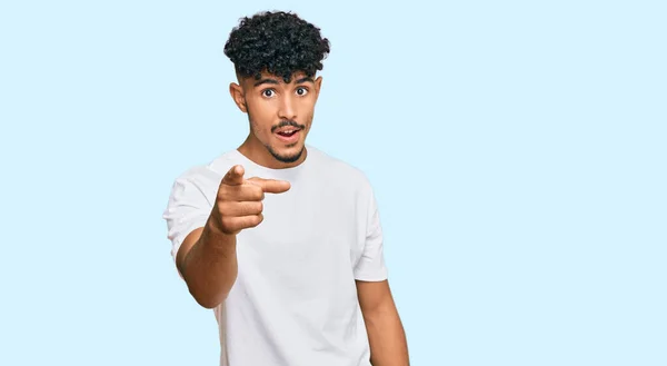 Jeune Homme Arabe Portant Shirt Blanc Décontracté Pointant Mécontent Frustré — Photo